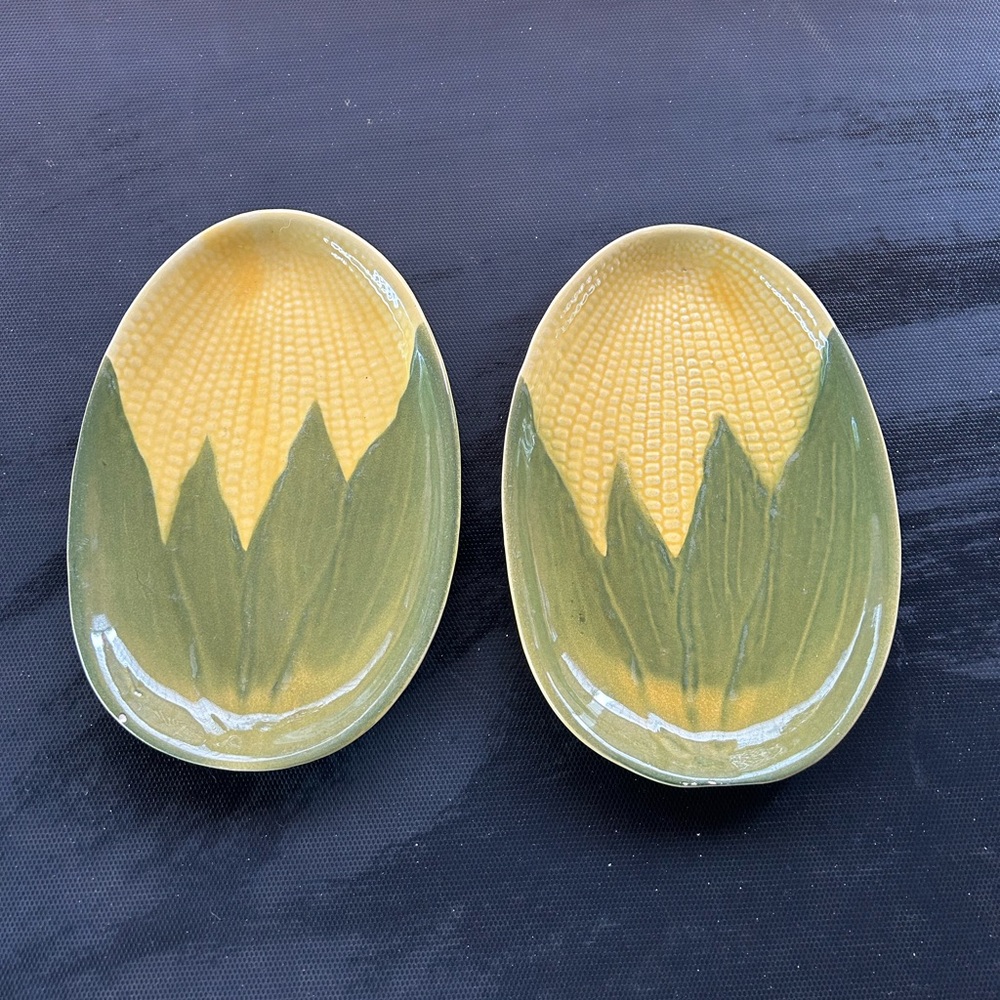 Shawnee pottery dinner plate #68